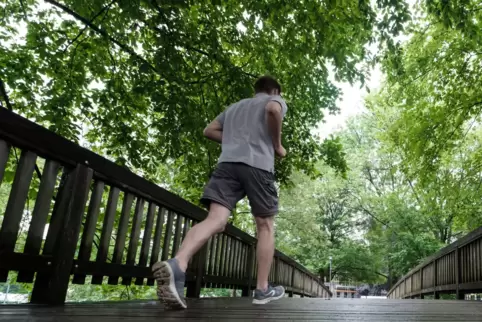 Beim Joggen besteht nach Ansicht von Aerosolforschern kaum ein Risiko, sich oder andere mit dem Coronavirus anzustecken.