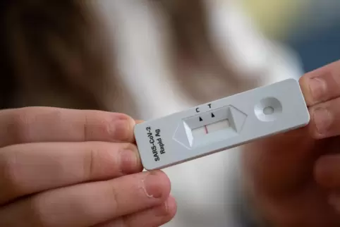 Ein Coronavirus-Schnelltest zeigt ein negatives Ergebnis. 