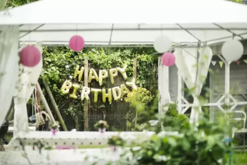 Glückwunsch, aber hat das Stil? Zelt für den Garten. Glückwunsch, aber hat das Stil? Zelt für den Garten.