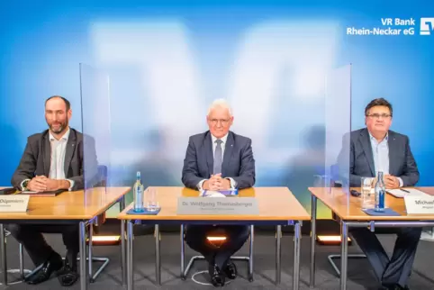 Der Vorstand der VR Bank Rhein-Neckar präsentierte die Zahlen im Netz. 