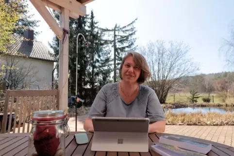 Edda McColgan schreibt an ihren Krimis gern auf der Terrasse; auf dem Tisch steht ein Einmachglas, in dem ein Herz steckt.