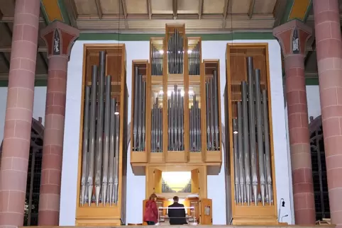 Helge Schulz an der Ott-Orgel von 1963 in der Zweibrücker Alexanderskirche. Paul Ott (1903-1991) baute auch 1969 noch die Orgel 