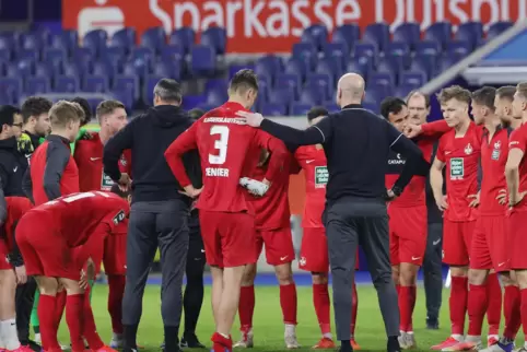 Nerven behalten: FCK-Trainer Marco Antwerpen und seine Jungs nach dem 2:2 in Duisburg.