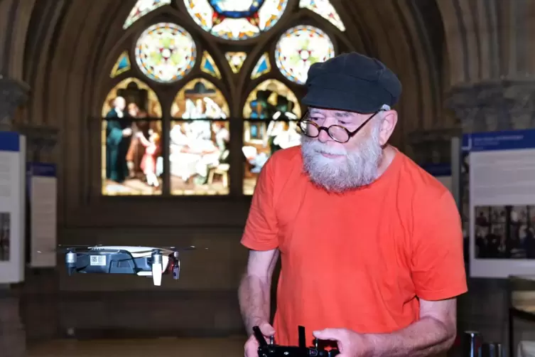 Mit Drohne in der Gedächtniskirche: Wolfgang Schuch vom Offenen Kanal. 