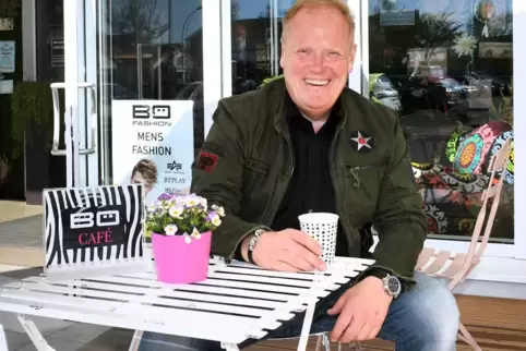 Vor seinem Markt in der Auestraße: Peter Bödeker. 