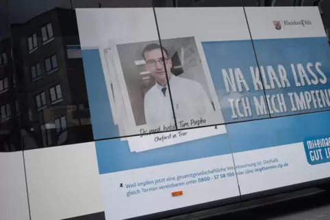 Ein Bus mit einem Aufdruck der Kampagne des Landes Rheinland-Pfalz für die Corona-Schutzimpfung