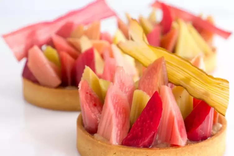 Leckerer Snack: Tartes mit Rhabarber. 