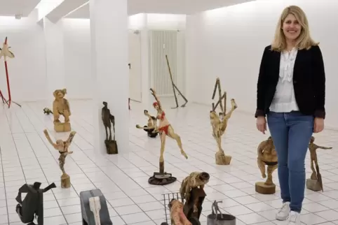 Nachfolgerin von Dietmar Schuth: Kunsthistorikerin Lena Berkler inmitten von Skulpturen des Bildhauers Thomas Putze. 