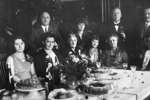 Die Familien Kastellitz/Nold bei einer Feier in den 1920er-Jahren in der guten Stube der Gastwirtschaft zum Engel in der Bismarc