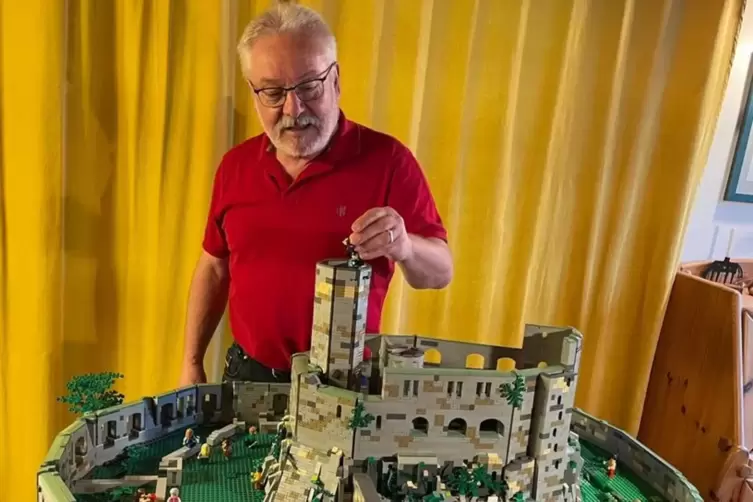 Franz Depper mit der Burg Gräfenstein aus Lego.