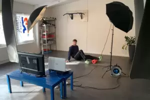 Aus dem Gymnastikraum im Clubhaus des SSC Landau ist ein Filmstudio geworden: Felix Rheude streamt von hier in seinem Freiwillig