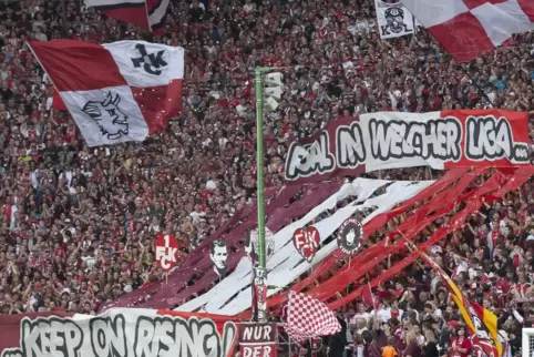 Ein Bild aus viel besseren Tagen: 2012/13 kämpfte der FCK um die Rückkehr in die Bundesliga. Und die Westkurve war voll besetzt.