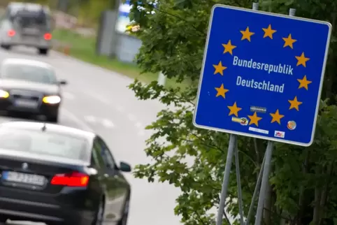 Fahrzeuge passieren die Grenze zwischen Österreich und Deutschland in der Nähe von Mittenwald.