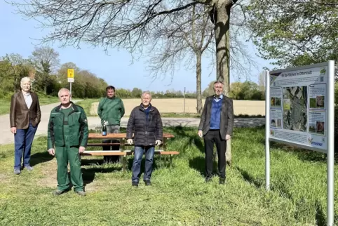 An einer der fünf neuen Infotafeln: (von links) Günther Lupatsch, die Bauhofmitarbeiter Josef Hillenbrand und Markus Neubauer so