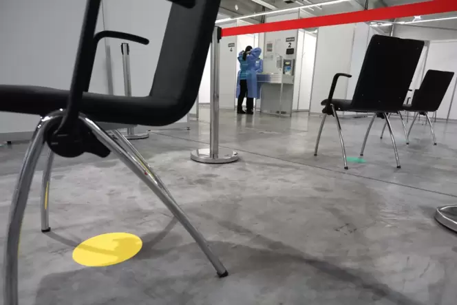 Drei Farben leiten die Impflinge durch die Hallen: grün, gelb und blau. Letzteres ist für die Zweitimpfungen reserviert.