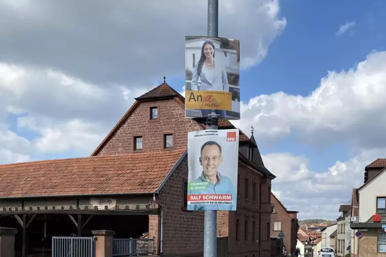 Wahlplakate in der Weilerbacher Hauptstraße: Anja Pfeiffer oder Ralf Schwarm – für wen entscheiden sich die Wähler am Sonntag?