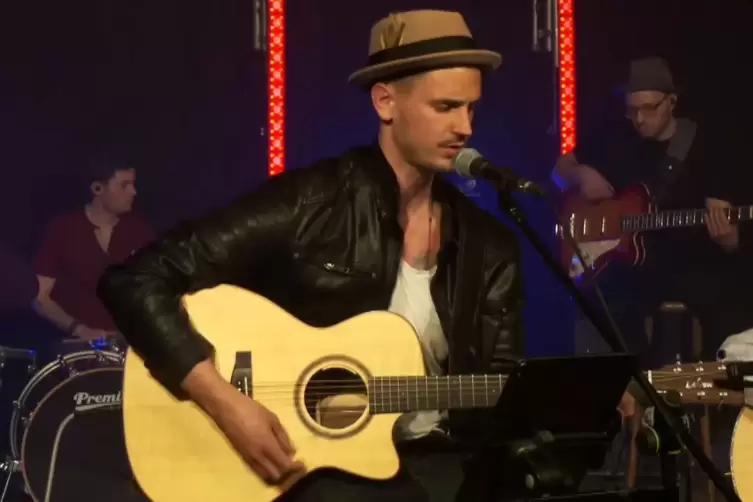 Auch Mark Selinger aus Neustadt ist bei dem Online-Konzert zu erleben (hinten: Christian Jotter und Luca Sciandrone).
