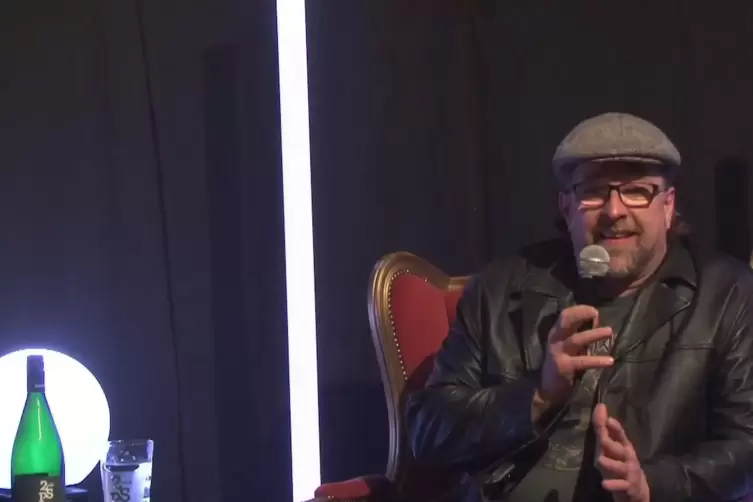 Auch der Gewerbevereinsvorsitzende Christian Scheib bringt sich bei der Show mit ein.