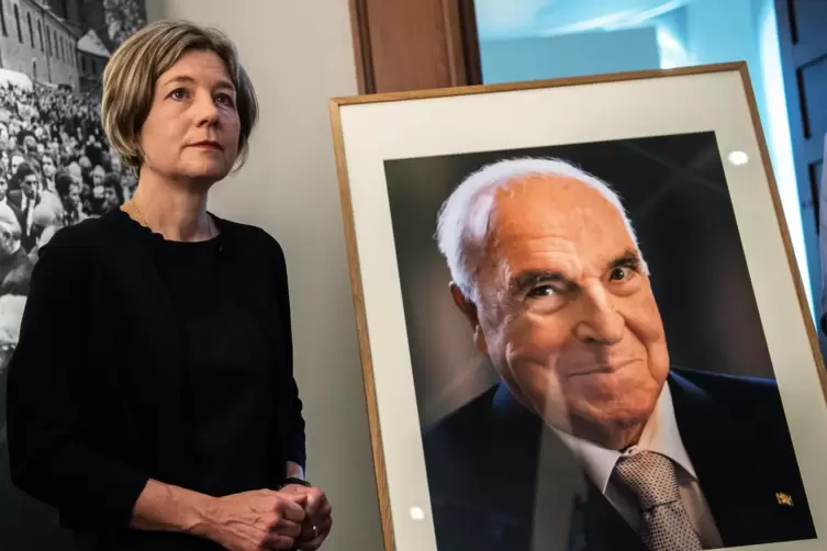 Helmut Kohls Witwe Maike Kohl-Richter versucht, das Bild ihres Mannes in der Öffentlichkeit mit eigenen Initiativen zu prägen, h