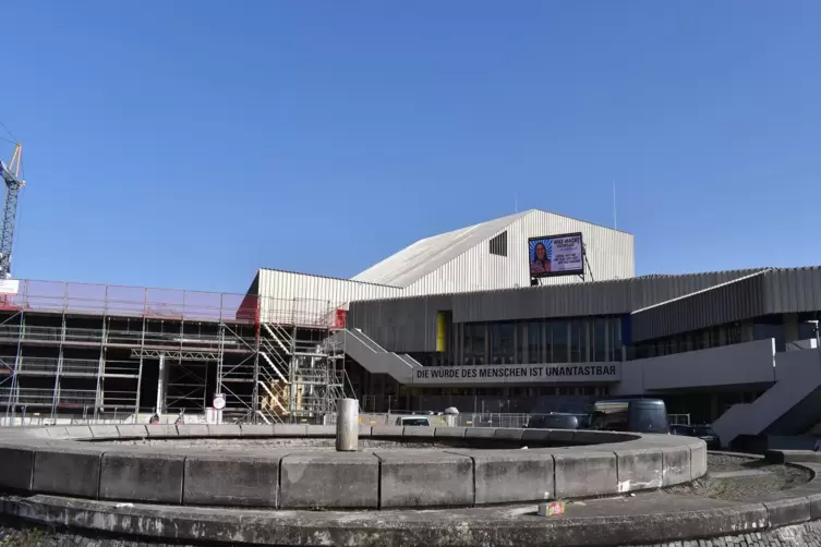 Der Umbau und die Sanierung des Badischen Staatstheaters wird möglicherweise sechsmal so teuer wie zunächst geplant. 