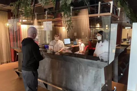 Anmelden an der Amedia-Bar: Testlauf im neuen Schnelltestzentrum im Hotel in der Postgalerie.