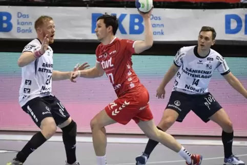 Der Ex-Flensburger Jannek Klein (mit Ball, hier gegen Jim Gottfridsson, links, und Hampus Wanne) kam vor der Pause auf zwei Tref