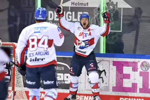 Tommi Huhtala bejubelt seinen 1:0-Führungstreffer. 