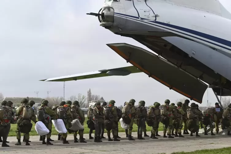 Russische Fallschirmjäger steigen aus einem Transportflugzeug. 