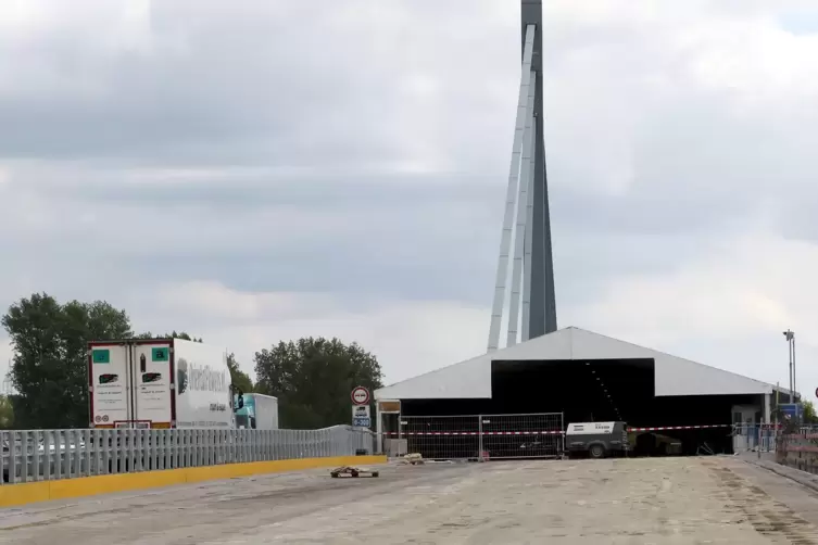 Die neue Betonschicht wird unter einem Zelt aufgetragen.