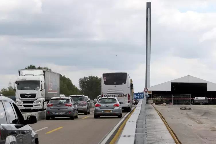 Der ganze Verkehr l&auml;uft auf einer Br&uuml;ckenseite.