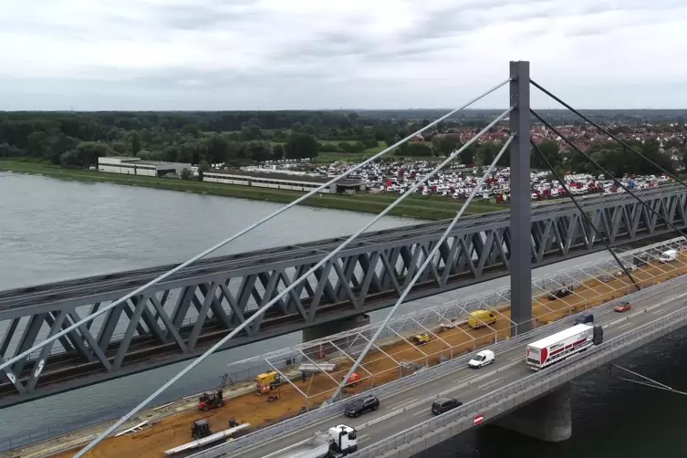 An der Fahrbahn auf der s&uuml;dlichen Br&uuml;ckenh&auml;lfte wird gearbeitet. 
