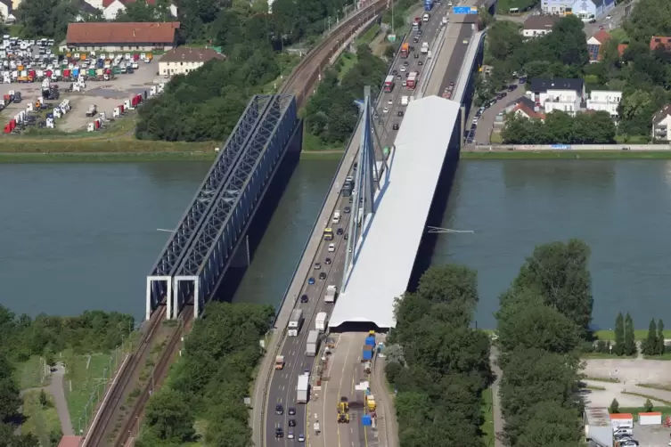 Die n&ouml;rdliche Br&uuml;ckenh&auml;lfte unter einem Zeltdach.