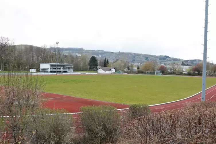 Der Naturrasenplatz im Rockenhausener Stadion Obermühle ist über 15 Jahre alt – in nicht allzu ferner Zukunft wäre eine Erneueru