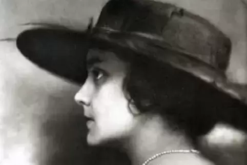 Ob als „Sybil“ oder „Sybill“, „Morel“ oder „Morell“: Von der Schauspielerin Morel waren in den 1920er-Jahren viele Künstlerpostk