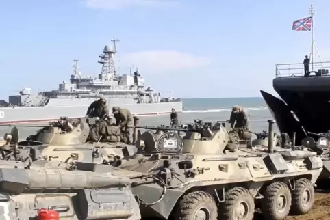 Russische Panzer rollen nach Manövern auf der Krim an Bord von Landungsschiffen. Moskau dokumentiert mit solchen Bildern den Tru