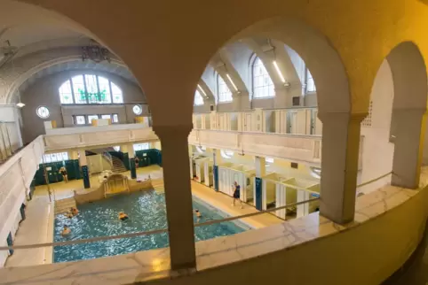 Bald wieder möglich: ein Bad unter Jugendstil-Gewölben.