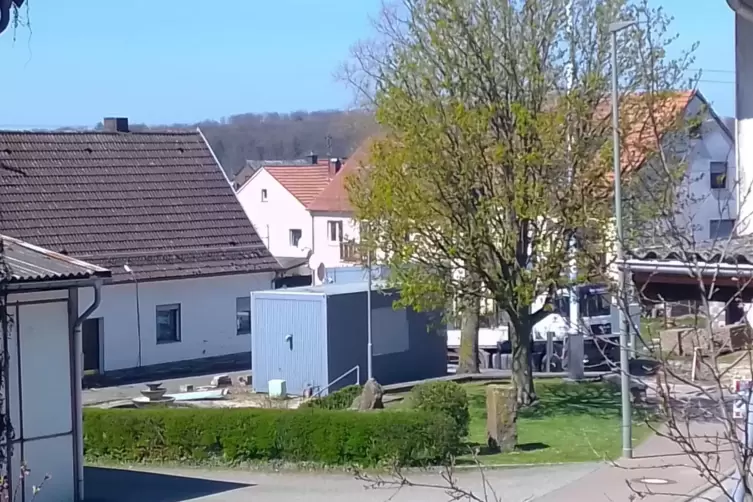 Eine H&auml;lfte steht noch auf diesem Foto. 