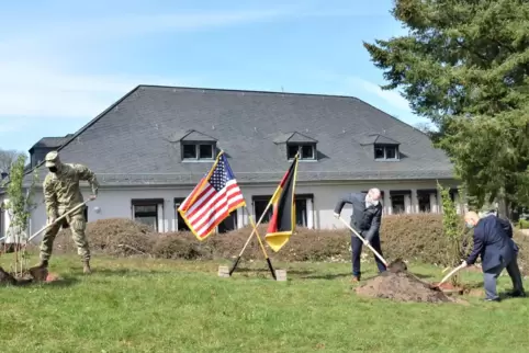 Gemeinsam den Spaten geschwungen: Vertreter von US-Militärgemeinde und Verbandsgemeinde haben in Baumholder einen Baum gepflanzt