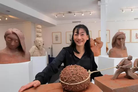 Die Bildhauerin Hui-Ling Yang präsentiert in ihrem Grünstadter Atelier ihr neuestes Werk "Solidarität", für das sie eine Landesf