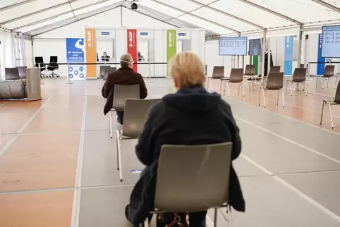 Blick in den Wartebereich des BASF-Impfzentrums in Ludwigshafen: Hier werden mögliche Nebenwirkungen der Corona-Impfung beobacht
