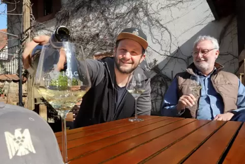 Als Prädikatsweingut ausgezeichnet: Johannes und Werner Juelg (von links) stoßen drauf an.