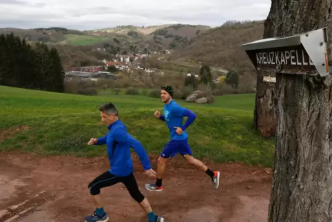 Hartmut Ost, in seiner Altersklasse M65 fester Bestandteil der pfälzischen Spitzengruppe, gibt die Richtung vor; Fabian Schmitt 