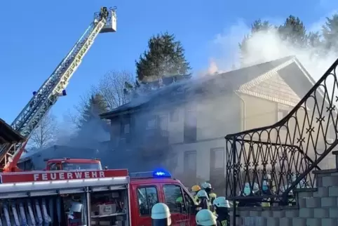 Die Löscharbeiten in Hinzweiler dauerten mehrere Stunden. 