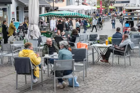 Menschen im Außenbereich von Gastronomiebetrieben auf dem Sankt Johanner Markt in Saarbrücken.