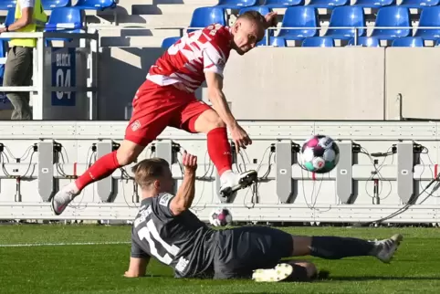 Der Karlsruher Marco Thiede (am Boden) und der Würzburger Arne Feick kämpfen um den Ball.