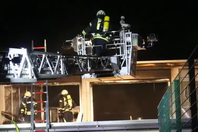 Feuerwehrleute beim Einsatz auf dem Dach der Schulturnhalle.