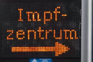 Wegweise zum Impfzentrum in Hannover.