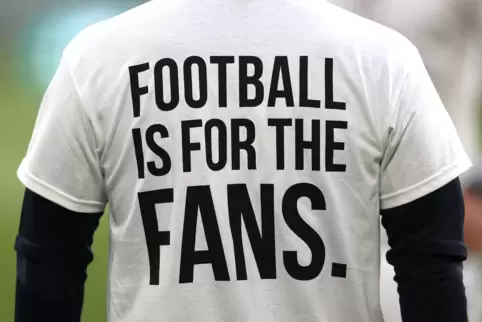 Wem gehört der Fußball? Dieser Anhänger ist sich sicher: den Fans. Investoren, Scheichs und manche Funktionäre sehen das anders.
