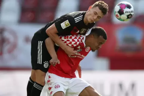 Strotzend vor KraftMainz 05 nahm Rekordmeister Bayern München huckepack, hier symbolisch vertreten durch Robin Quaison (rechts),