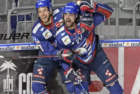 Nico Krämmer (rechts) jubelt nach seinem Tor in der Overtime zum 4:3 für die Adler; links: Taylor Leier. 